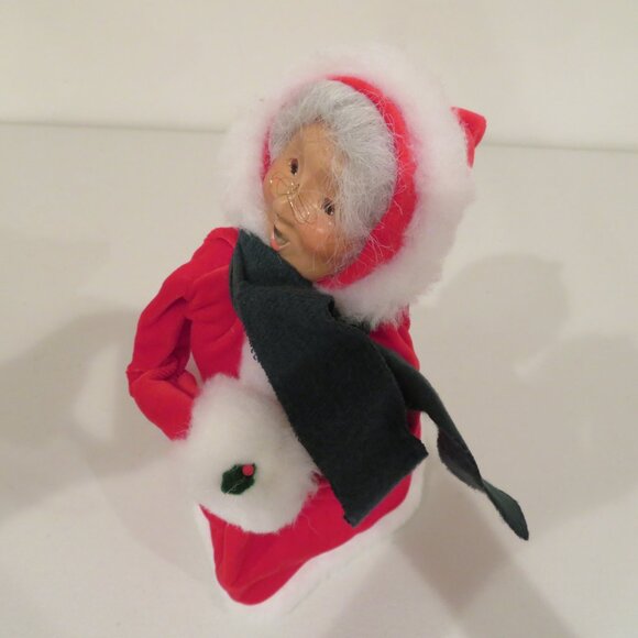 Christmas 2000 Byers’ Choice Caroler Mrs. Claus in Red Velvet Dress Green Scarf - Picture 16 of 16